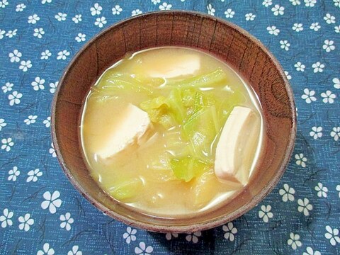 春キャベツと豆腐の味噌汁